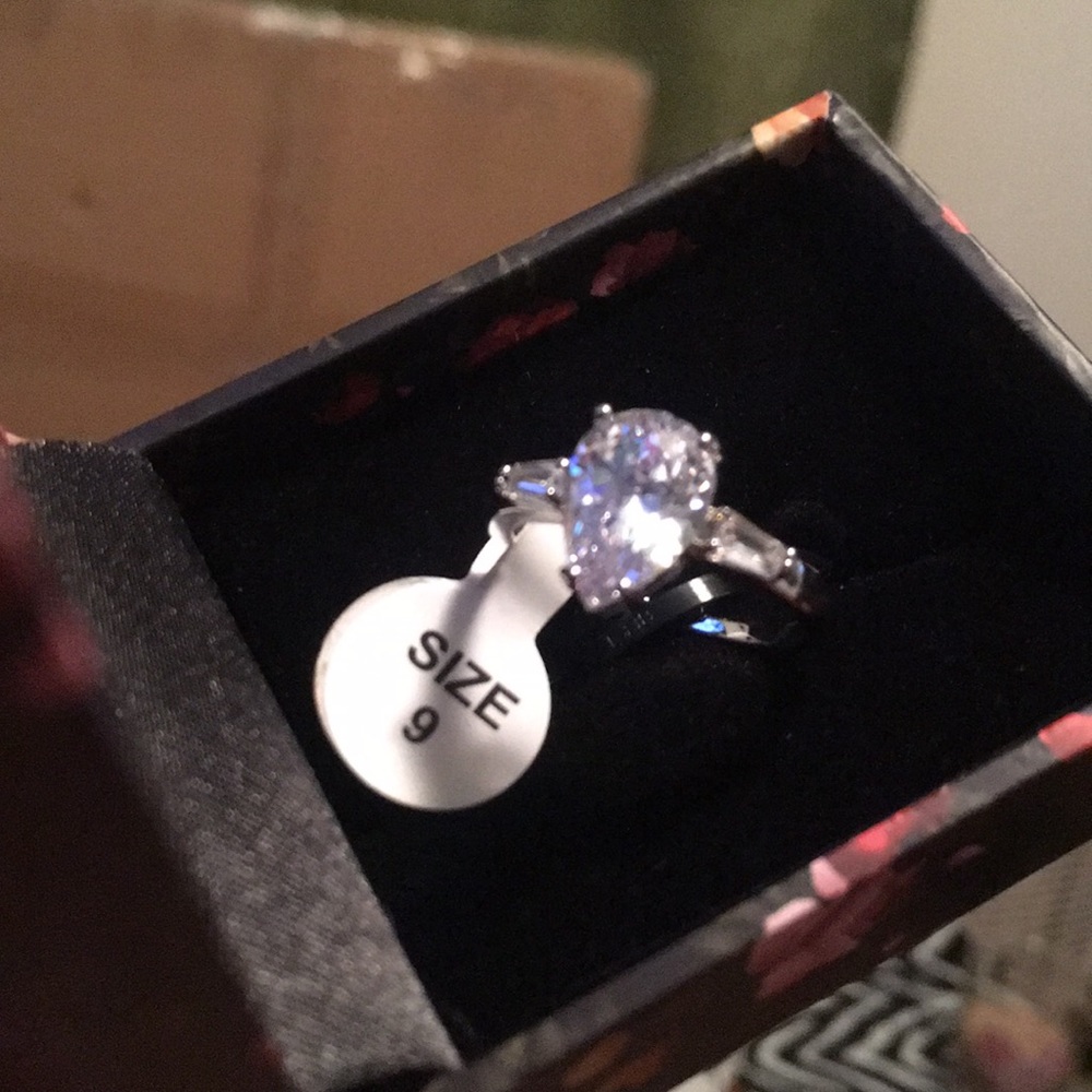 Pear Shape Engagement Ring. See Pic Described - Picture 6 of 8